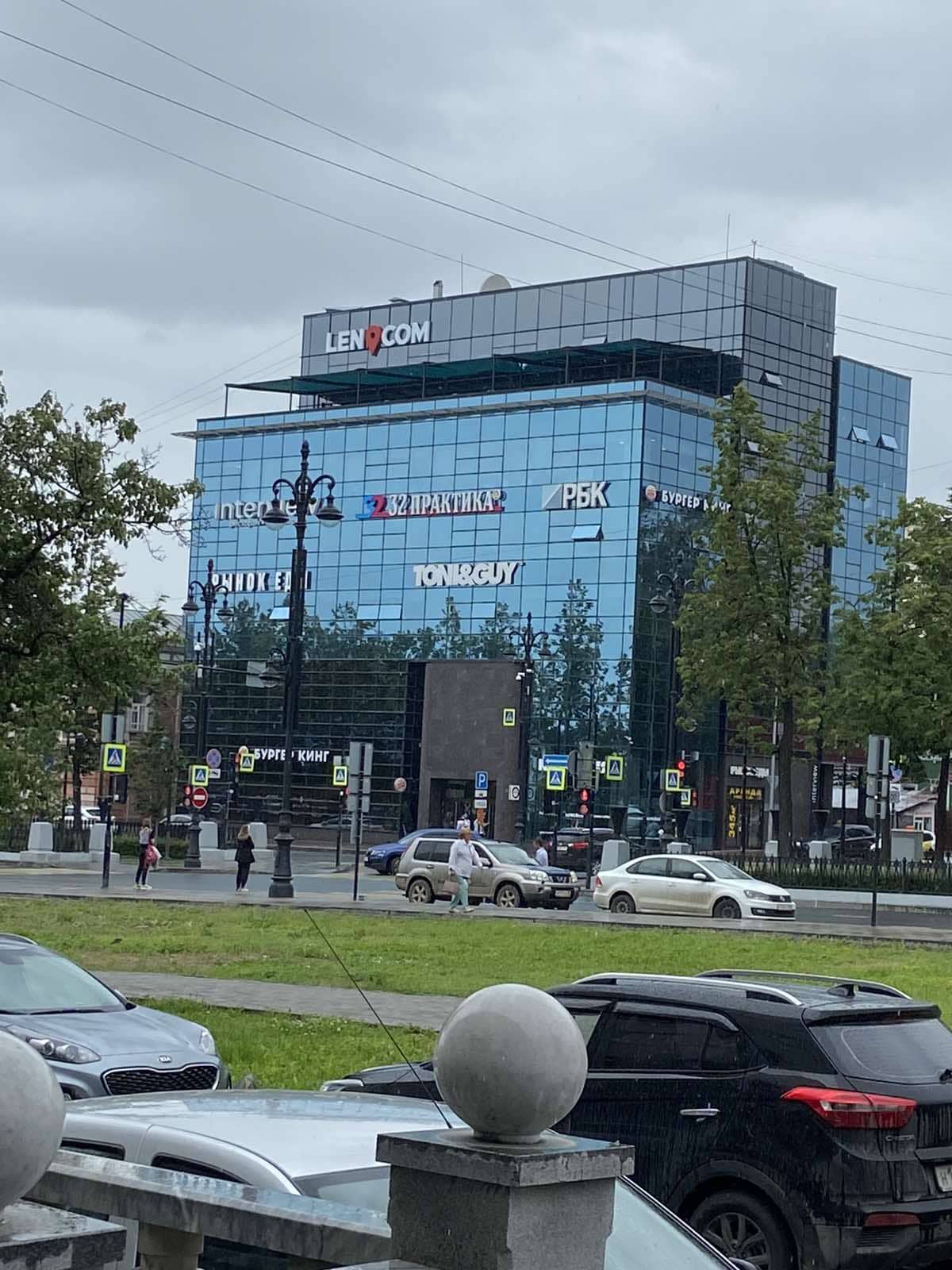 реклама на фасаде здания